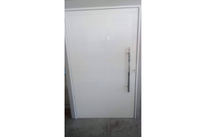 Porta pivotante em alumínio branco com calha dupla em Salvador