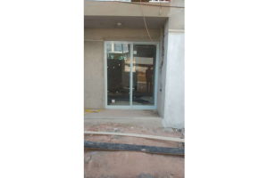 Porta de correr em alumínio branco com vidro em Salvador